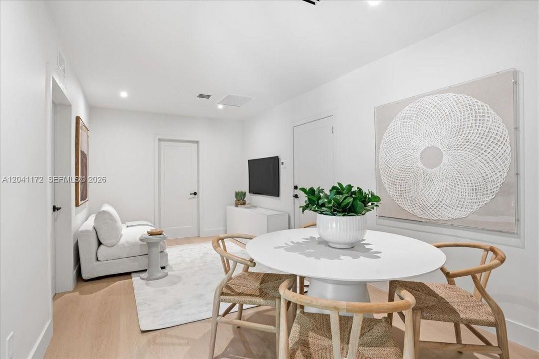 En Venta: $2,300,000 (4 camas, 3 baños, 2704 Pies cuadrados)
