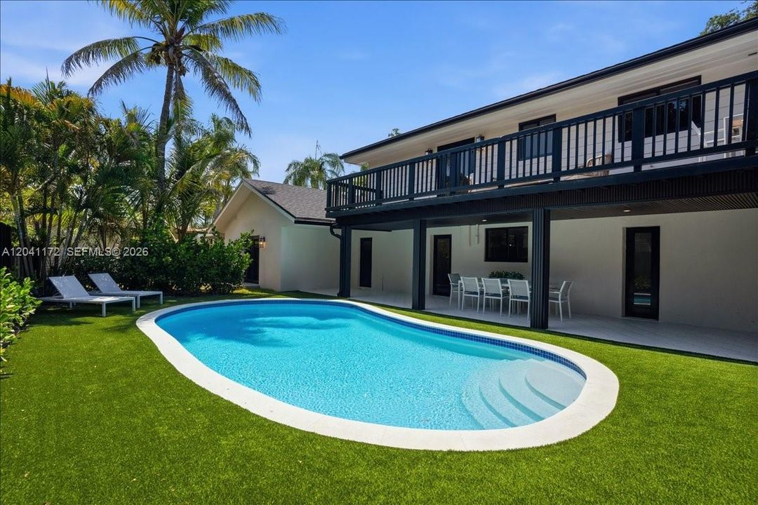 En Venta: $2,300,000 (4 camas, 3 baños, 2704 Pies cuadrados)
