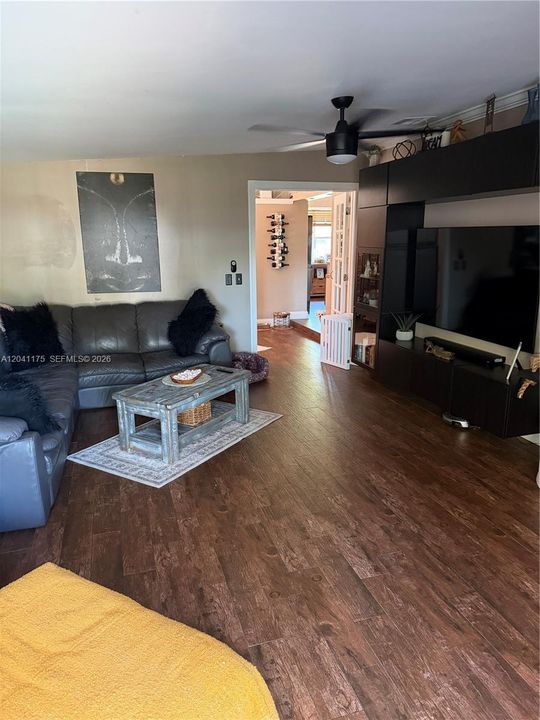 For Sale: $575,000 (3 beds, 2 baths, 1304 Square Feet)