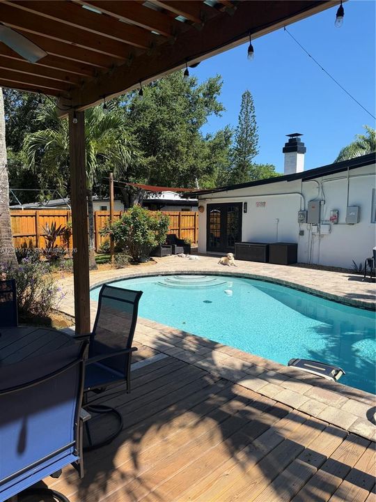 For Sale: $575,000 (3 beds, 2 baths, 1304 Square Feet)