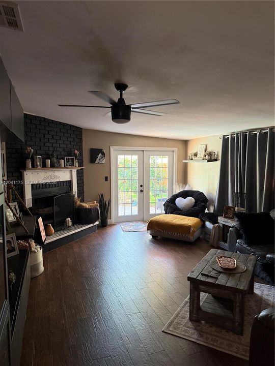 For Sale: $575,000 (3 beds, 2 baths, 1304 Square Feet)