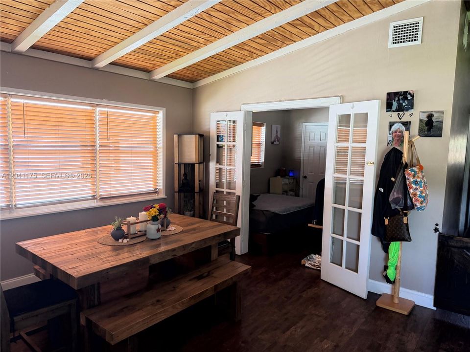 For Sale: $575,000 (3 beds, 2 baths, 1304 Square Feet)