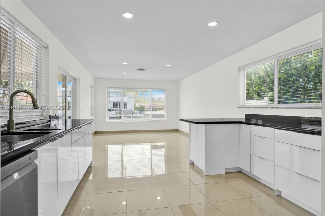 В аренду: $8,500 (3 спален, 3 ванн, 2228 Квадратных фут)