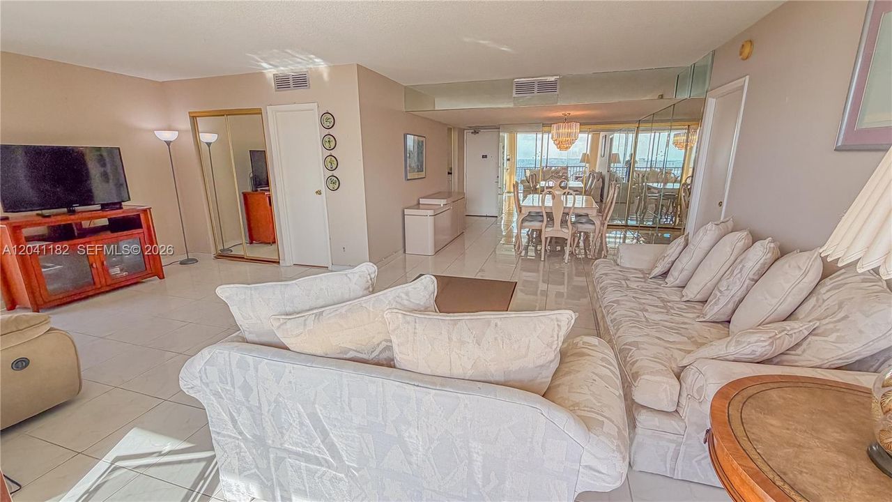 For Sale: $269,000 (2 beds, 2 baths, 1138 Square Feet)