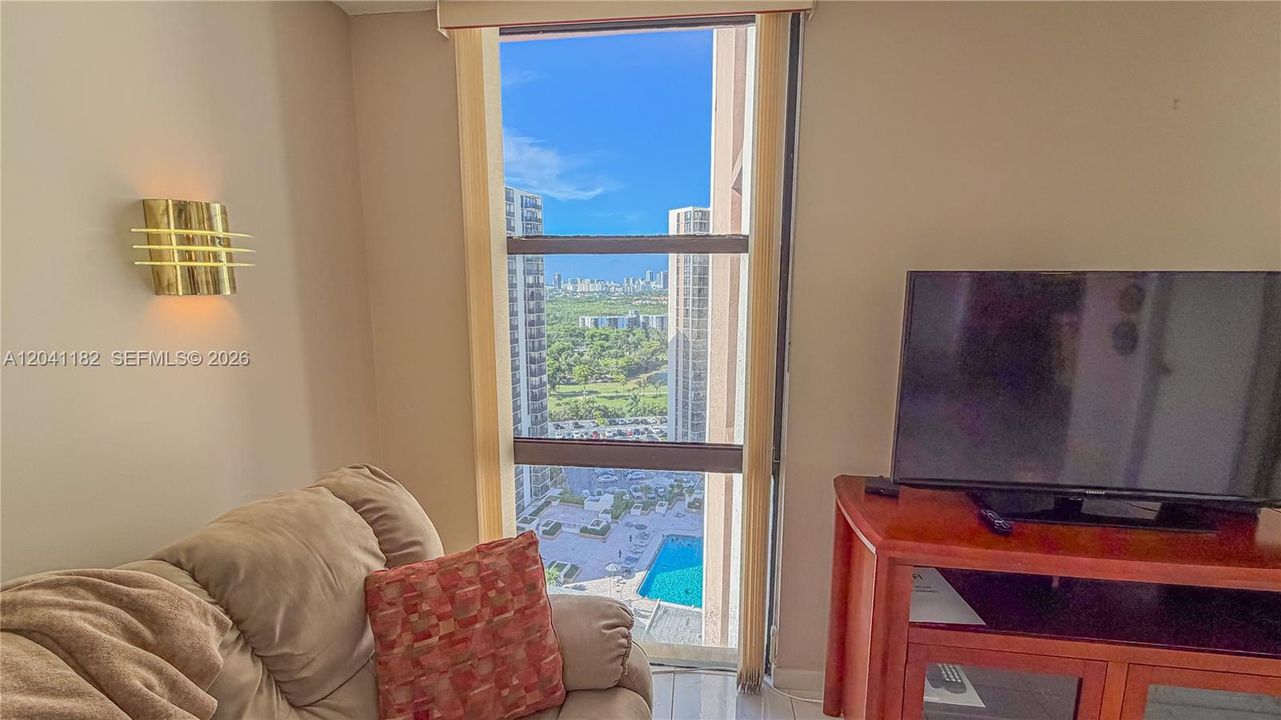 For Sale: $269,000 (2 beds, 2 baths, 1138 Square Feet)