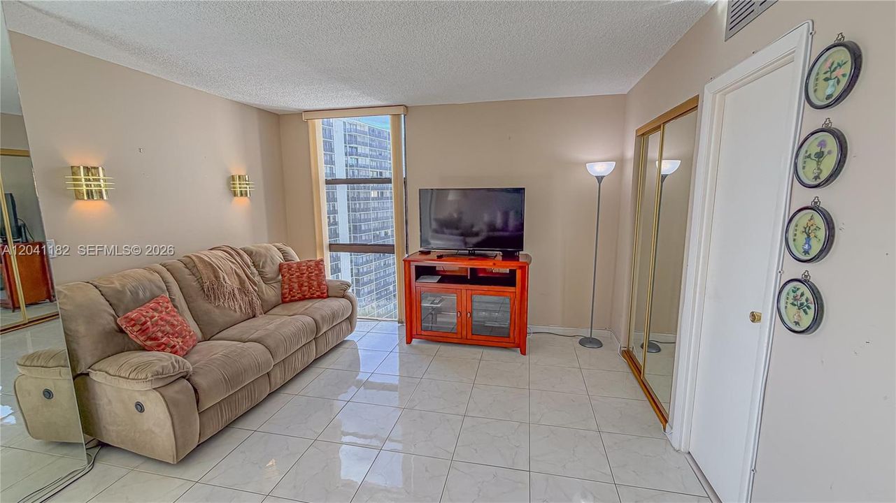 For Sale: $269,000 (2 beds, 2 baths, 1138 Square Feet)