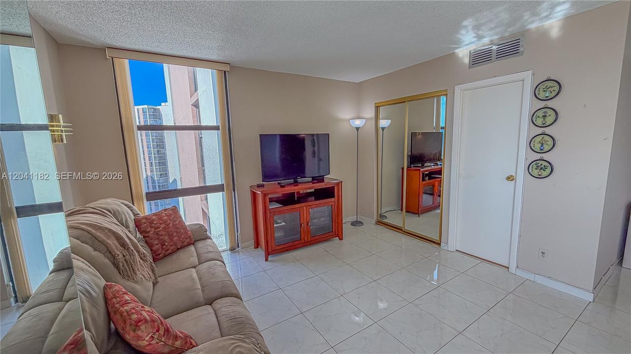 For Sale: $269,000 (2 beds, 2 baths, 1138 Square Feet)