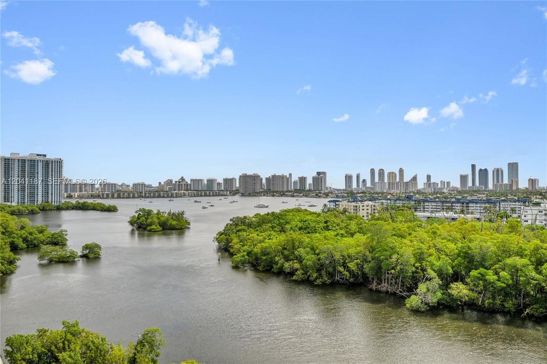 For Rent: $3,500 (1 beds, 2 baths, 937 Square Feet)