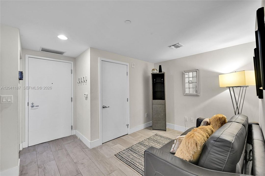 For Rent: $3,500 (1 beds, 2 baths, 937 Square Feet)