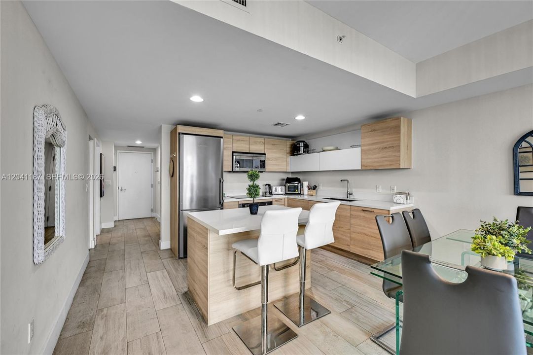 For Rent: $3,500 (1 beds, 2 baths, 937 Square Feet)