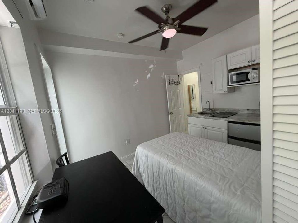 For Rent: $1,400 (0 beds, 1 baths, 200 Square Feet)