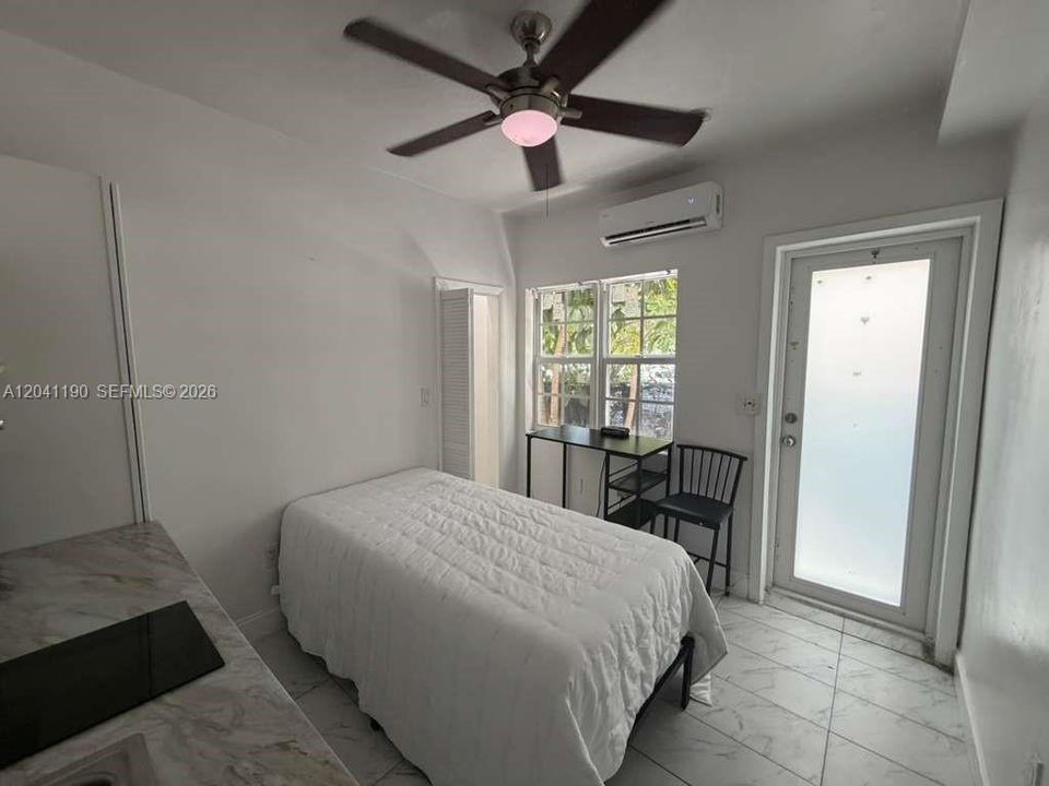 For Rent: $1,400 (0 beds, 1 baths, 200 Square Feet)