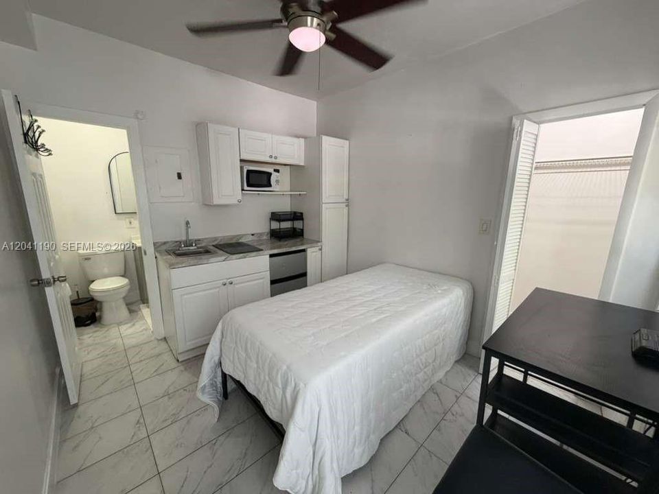 For Rent: $1,400 (0 beds, 1 baths, 200 Square Feet)