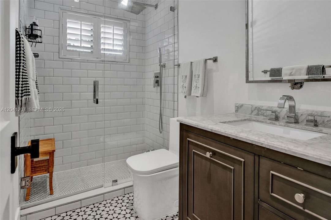 Downstairs bath for bedroom
