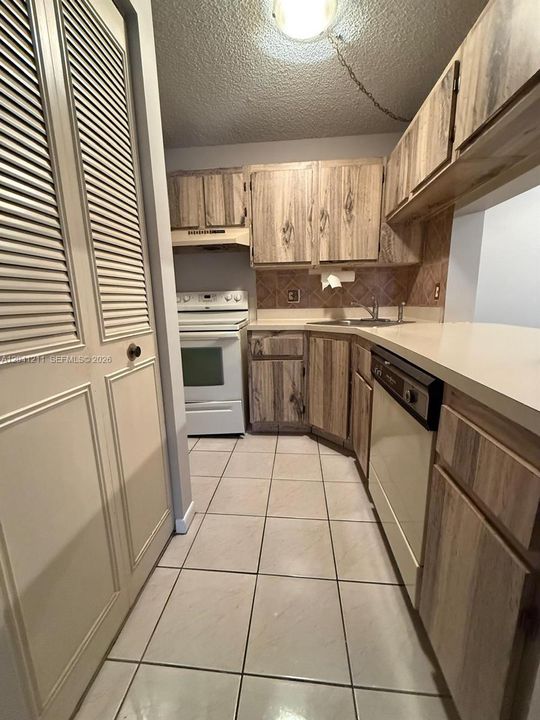 For Sale: $185,000 (2 beds, 2 baths, 1005 Square Feet)