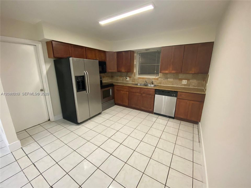 For Rent: $2,600 (3 beds, 1 baths, 2744 Square Feet)