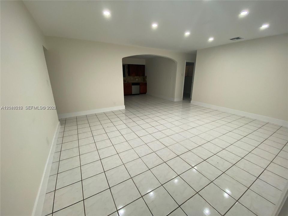 For Rent: $2,600 (3 beds, 1 baths, 2744 Square Feet)