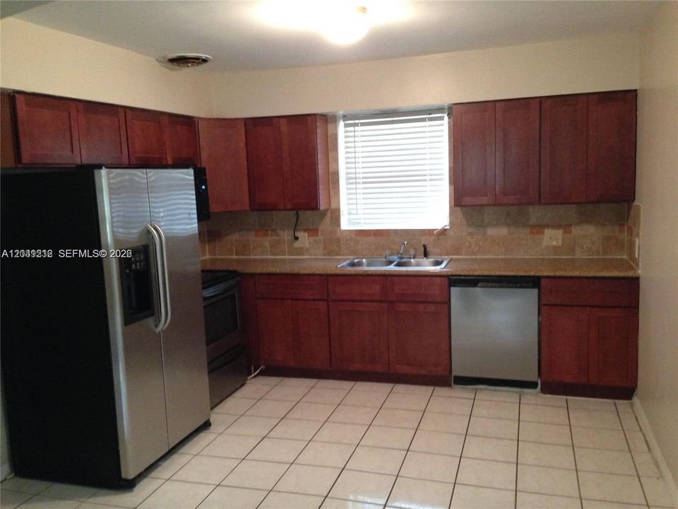 For Rent: $2,600 (3 beds, 1 baths, 2744 Square Feet)
