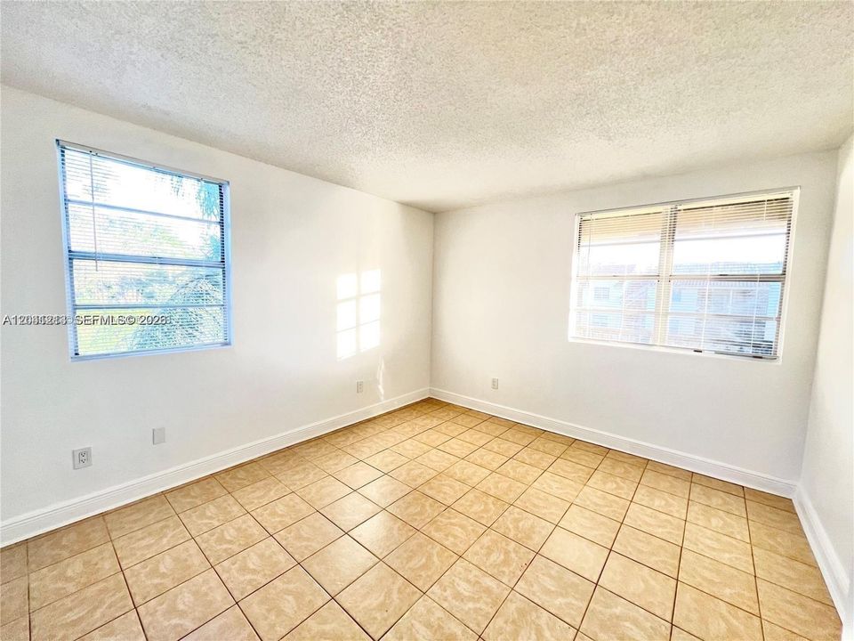 For Rent: $1,650 (1 beds, 1 baths, 785 Square Feet)