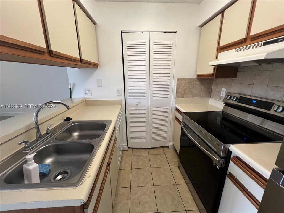 For Rent: $1,650 (1 beds, 1 baths, 785 Square Feet)