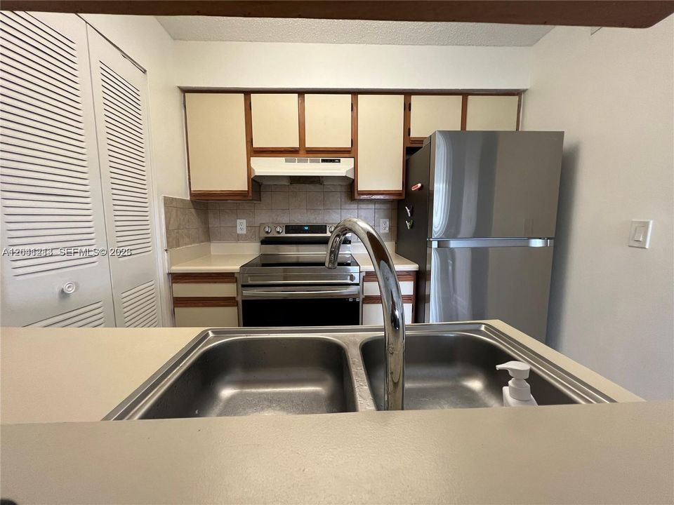 For Rent: $1,650 (1 beds, 1 baths, 785 Square Feet)