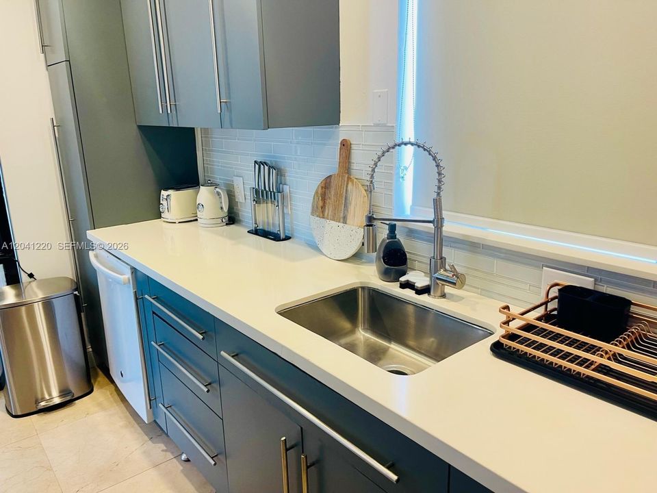 For Rent: $3,000 (1 beds, 1 baths, 1672 Square Feet)