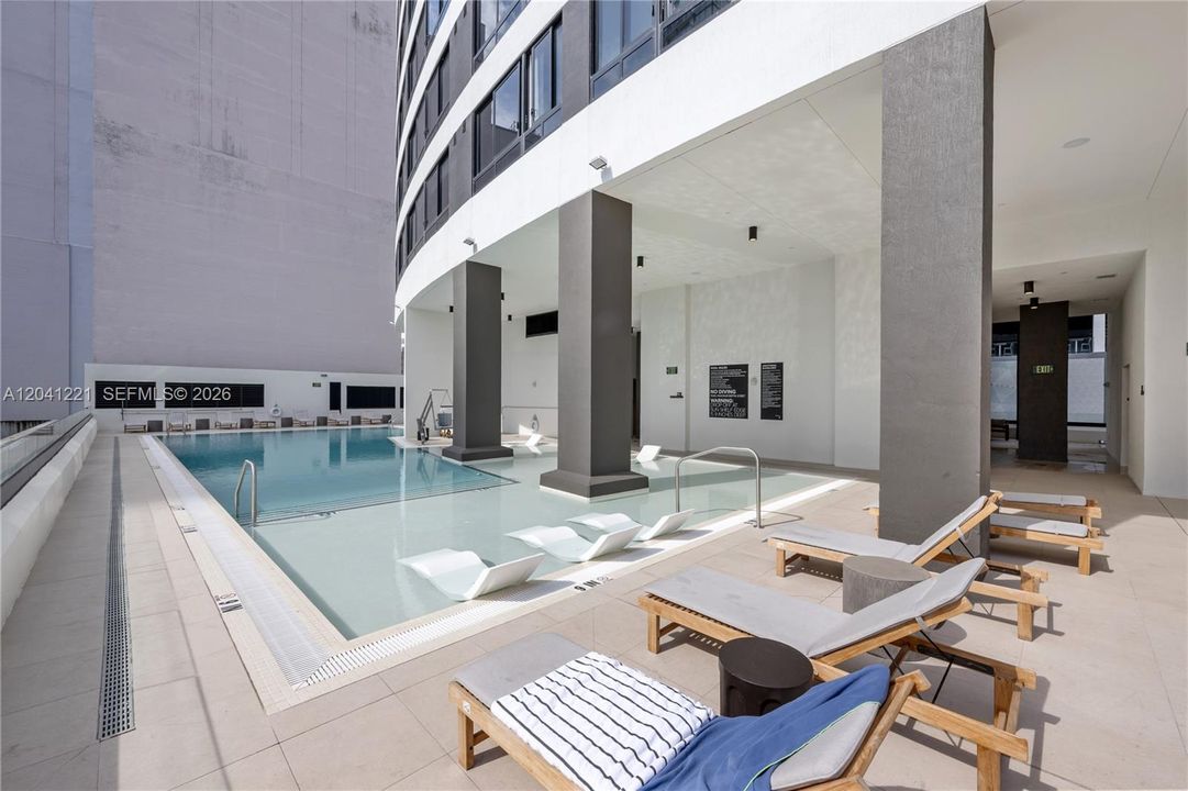 For Sale: $539,000 (1 beds, 1 baths, 530 Square Feet)