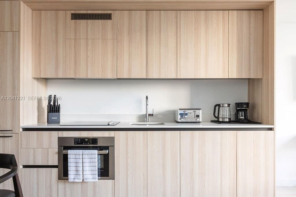 For Sale: $539,000 (1 beds, 1 baths, 530 Square Feet)