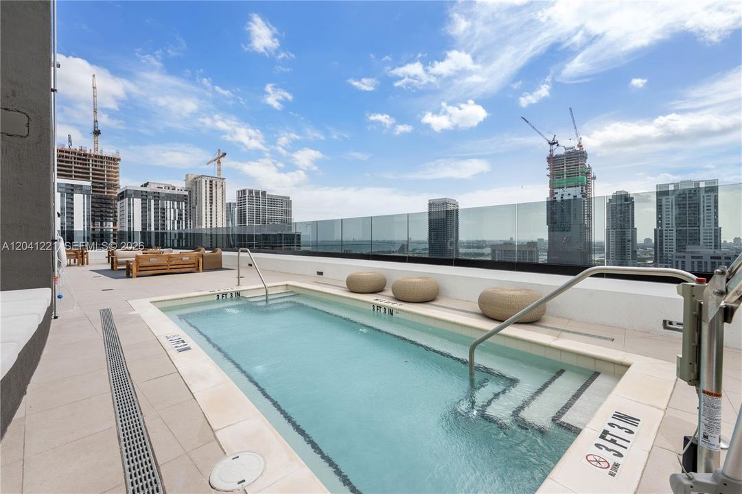 For Sale: $539,000 (1 beds, 1 baths, 530 Square Feet)
