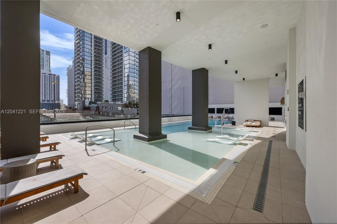 For Sale: $539,000 (1 beds, 1 baths, 530 Square Feet)