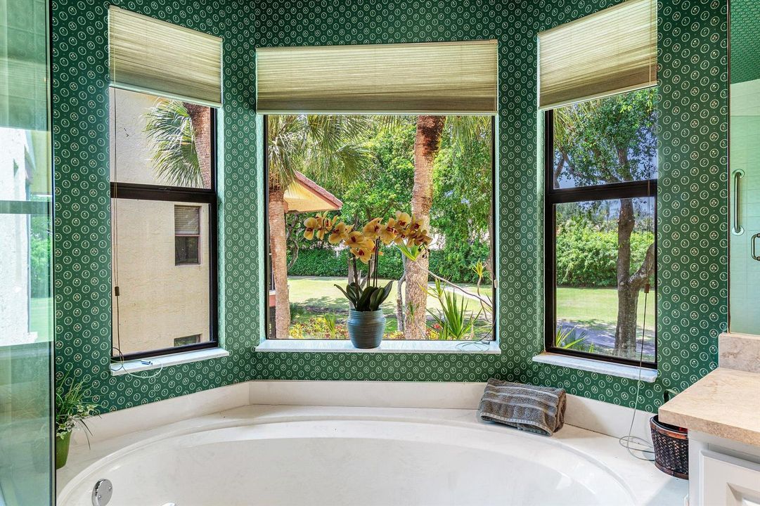Primary Bathroom w/ Soaking Tub