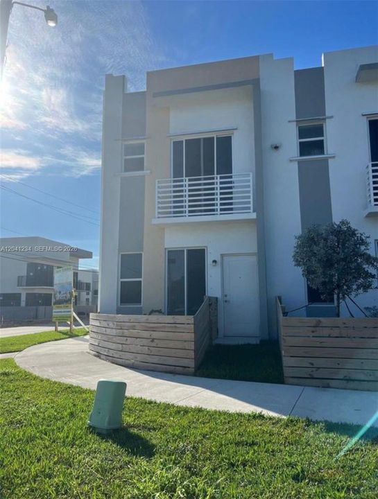 For Rent: $3,000 (3 beds, 2 baths, 1584 Square Feet)
