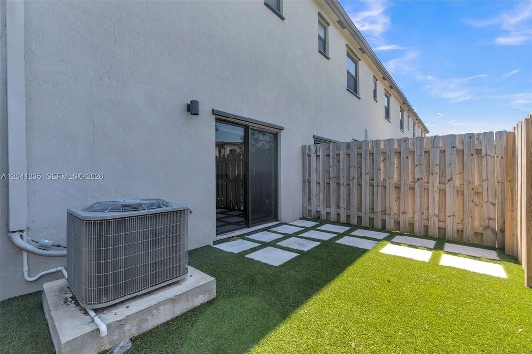 For Rent: $3,200 (3 beds, 3 baths, 1662 Square Feet)