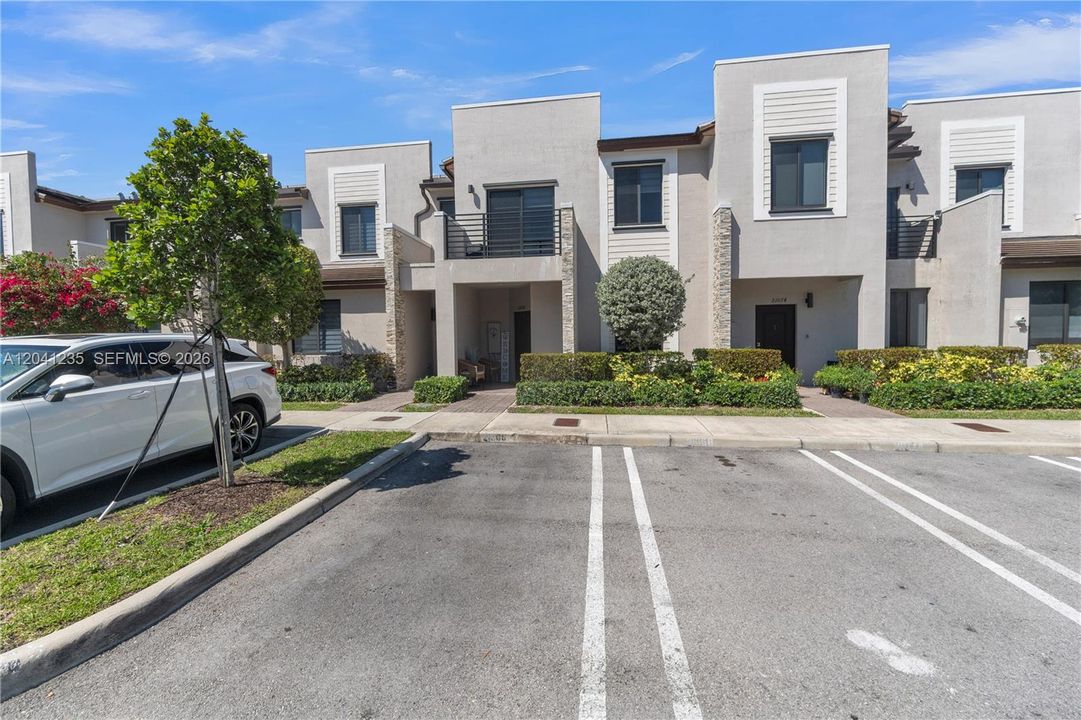 For Rent: $3,200 (3 beds, 3 baths, 1662 Square Feet)