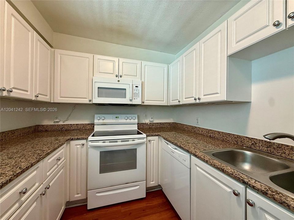 For Sale: $610,000 (2 beds, 2 baths, 1078 Square Feet)