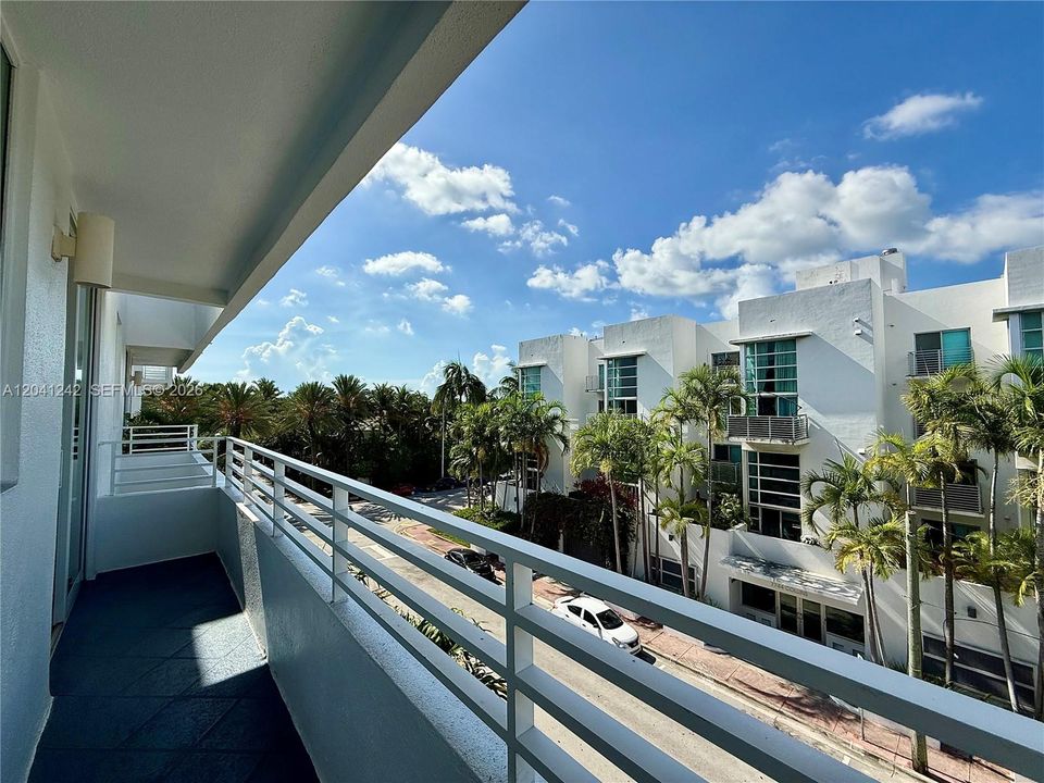 For Sale: $610,000 (2 beds, 2 baths, 1078 Square Feet)