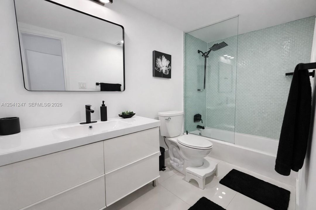 For Rent: $2,800 (1 beds, 1 baths, 1005 Square Feet)