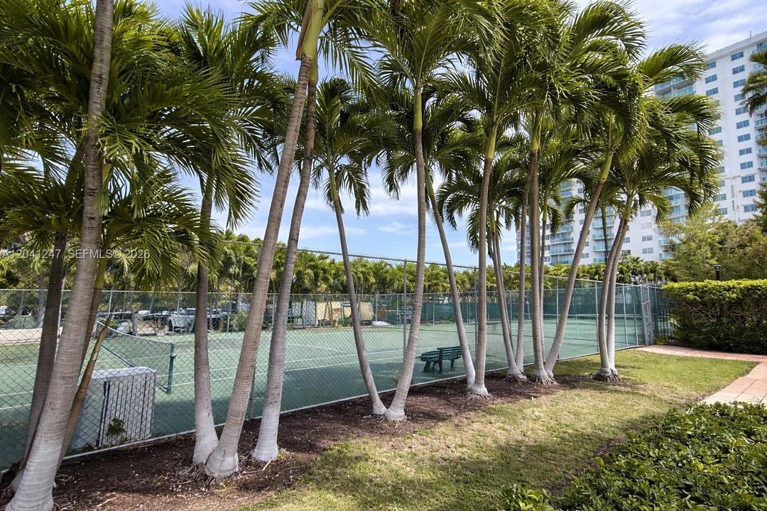 For Rent: $2,800 (1 beds, 1 baths, 1005 Square Feet)