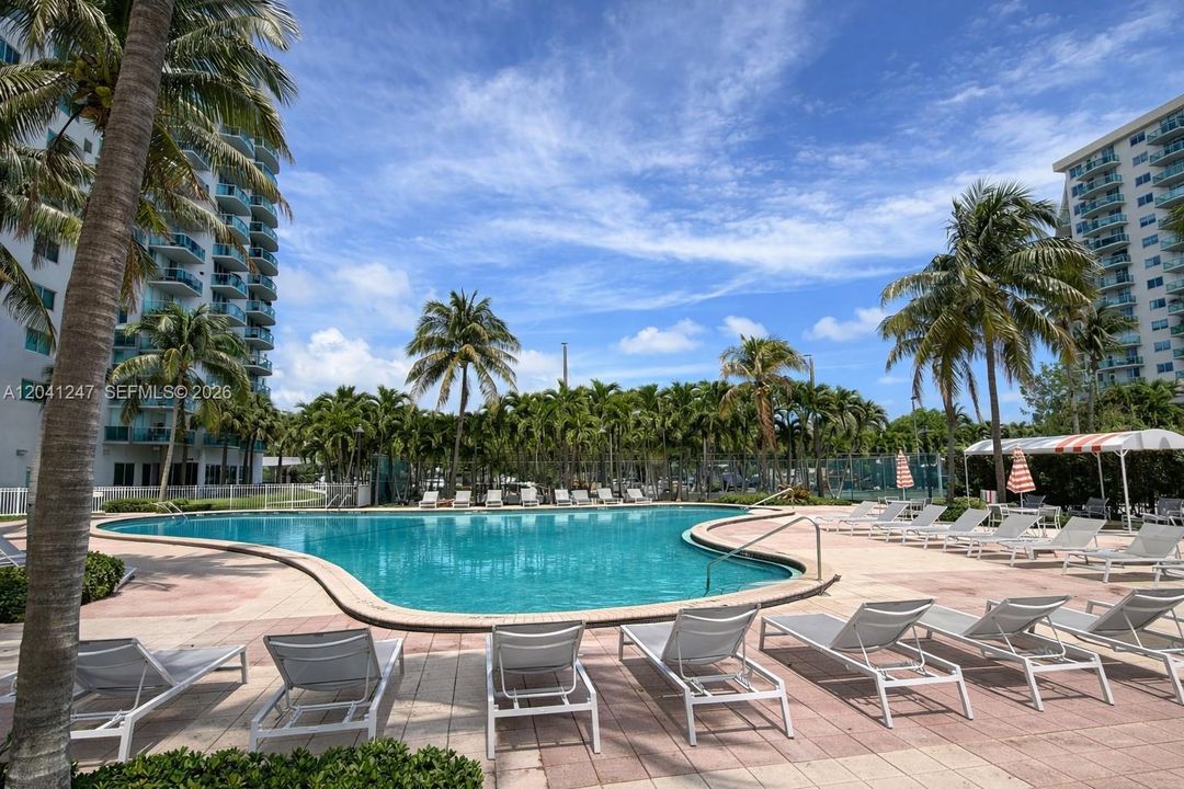 For Rent: $2,800 (1 beds, 1 baths, 1005 Square Feet)