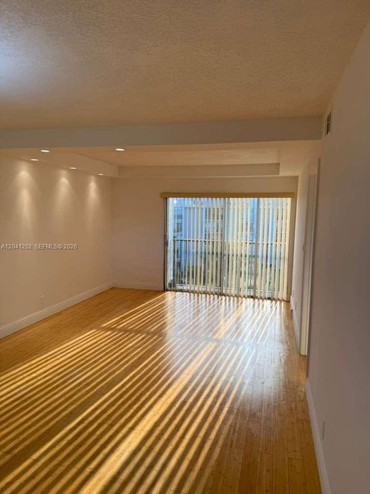 For Rent: $2,200 (2 beds, 2 baths, 832 Square Feet)