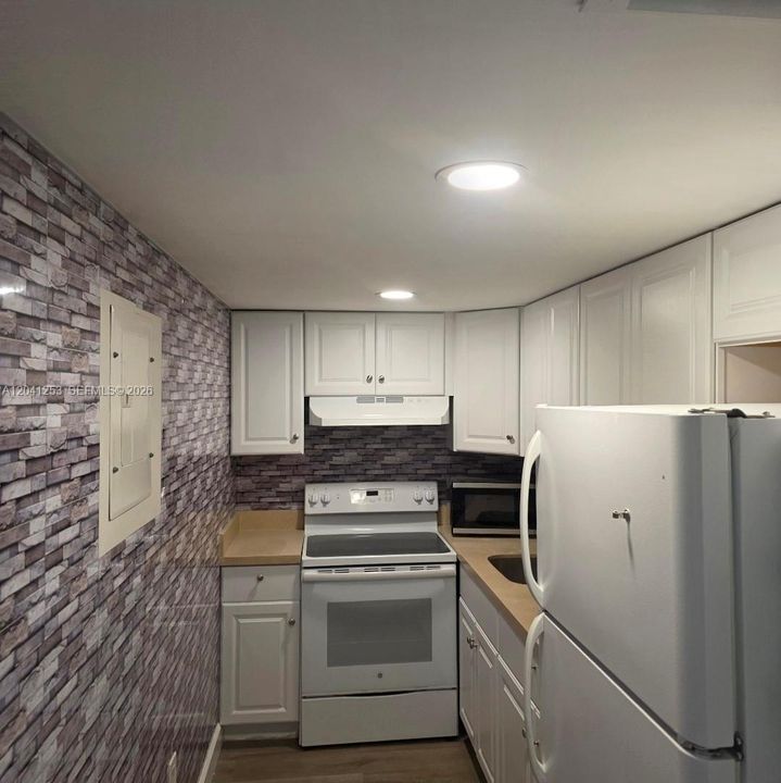 For Rent: $1,900 (2 beds, 2 baths, 798 Square Feet)