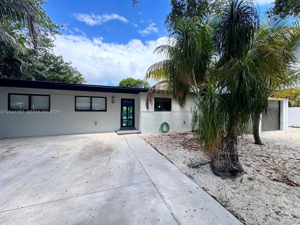 For Sale: $824,000 (5 beds, 3 baths, 2046 Square Feet)