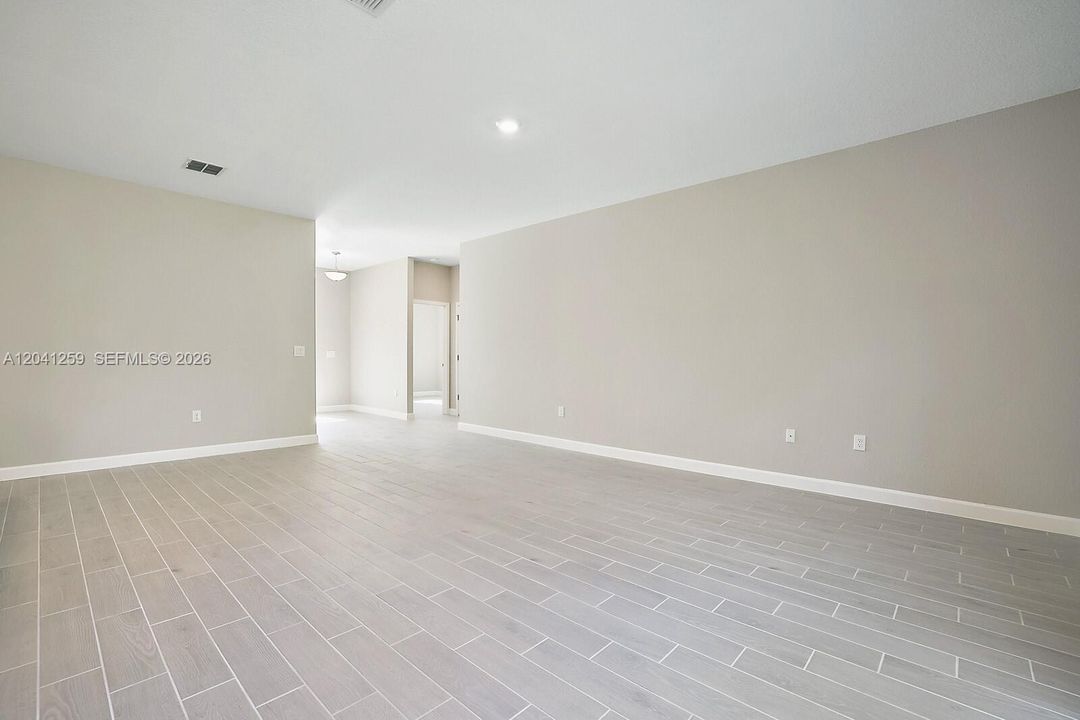 For Rent: $2,300 (4 beds, 2 baths, 1787 Square Feet)