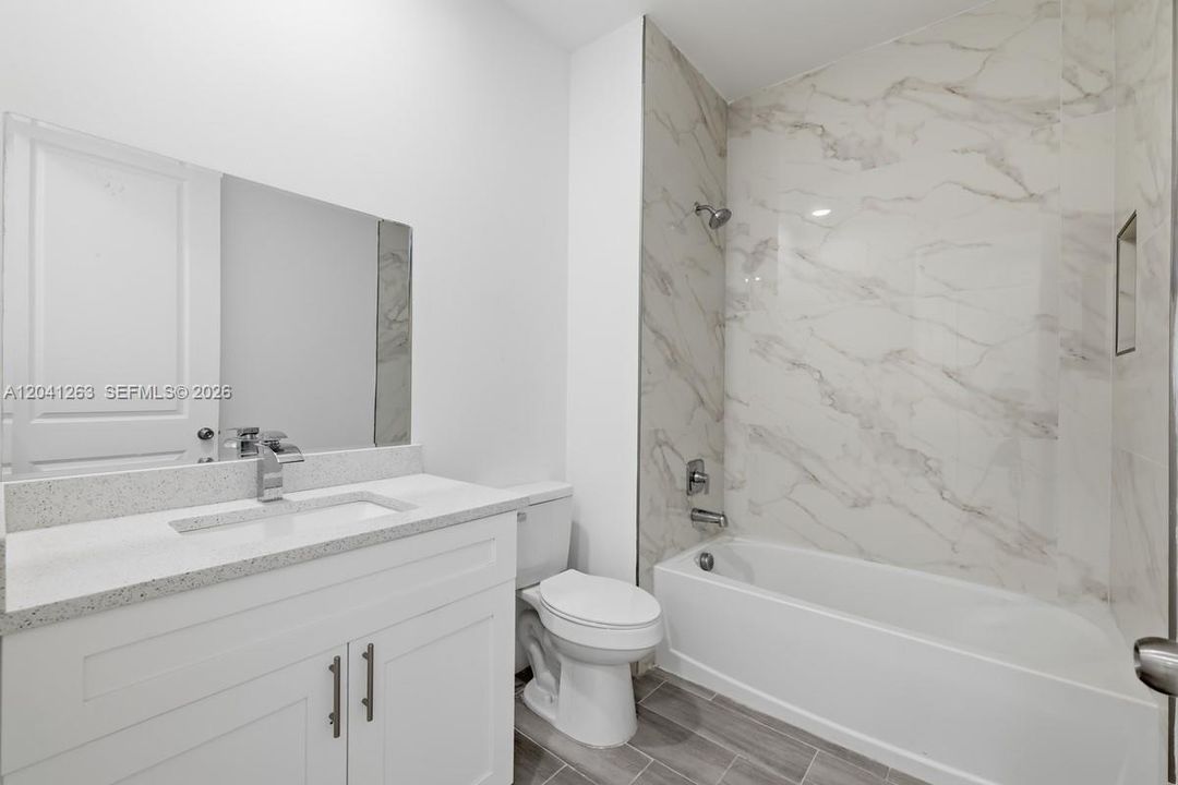 Beautiful Tub/shower bathroom