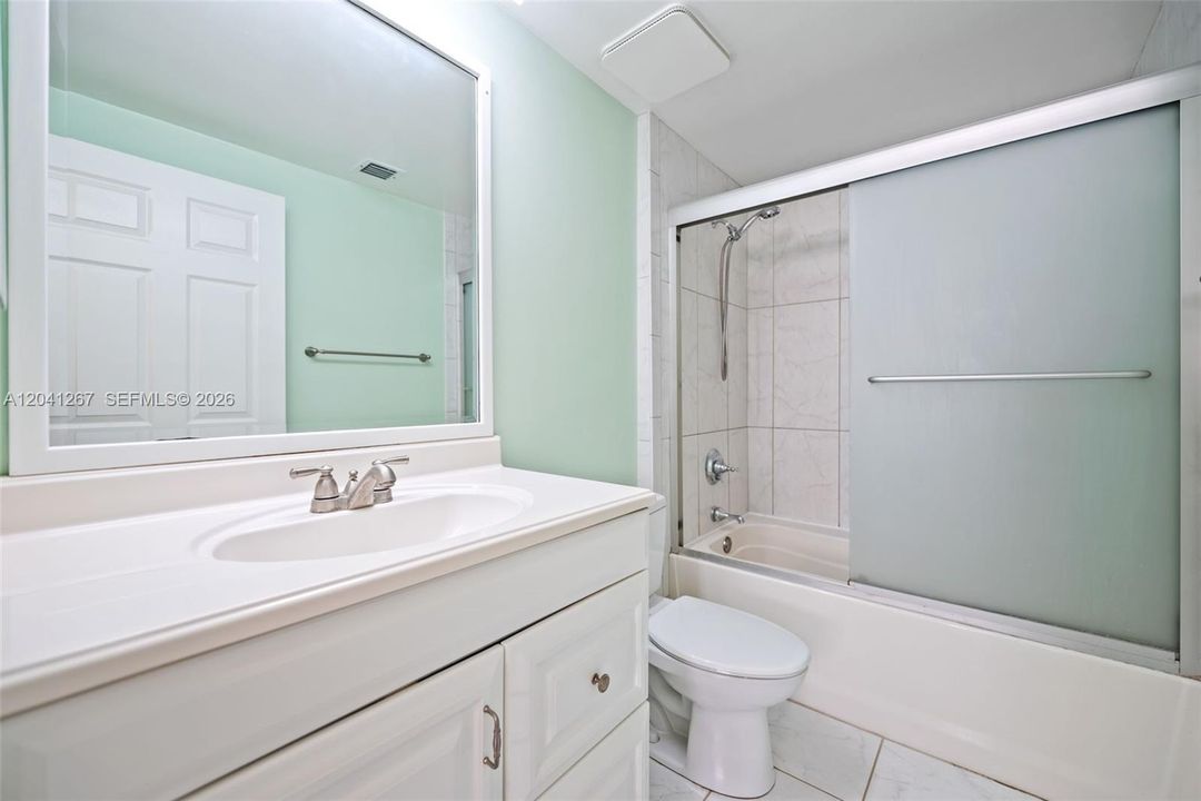 For Sale: $410,000 (2 beds, 2 baths, 989 Square Feet)