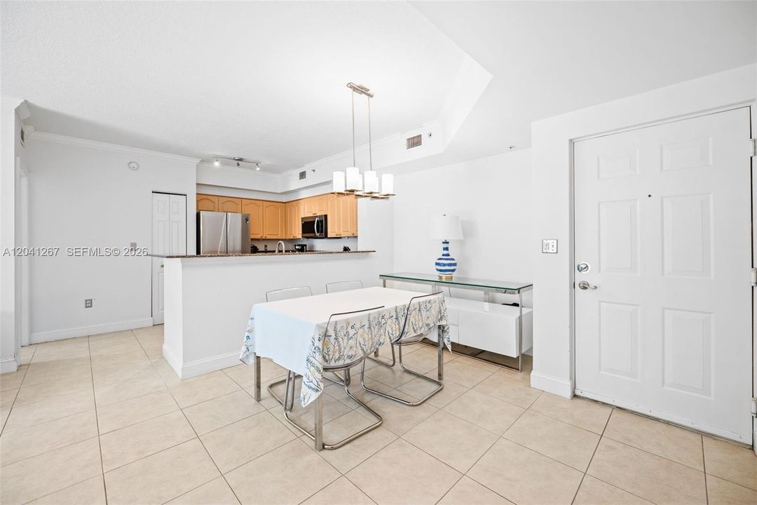 For Sale: $410,000 (2 beds, 2 baths, 989 Square Feet)