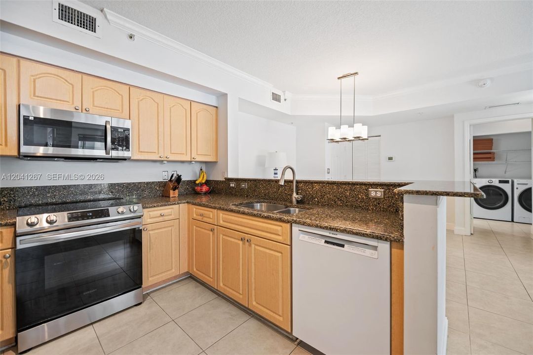 For Sale: $410,000 (2 beds, 2 baths, 989 Square Feet)