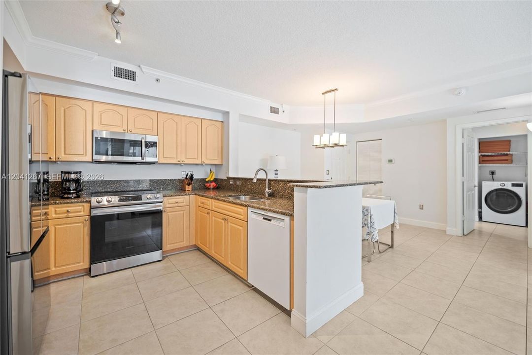 For Sale: $410,000 (2 beds, 2 baths, 989 Square Feet)
