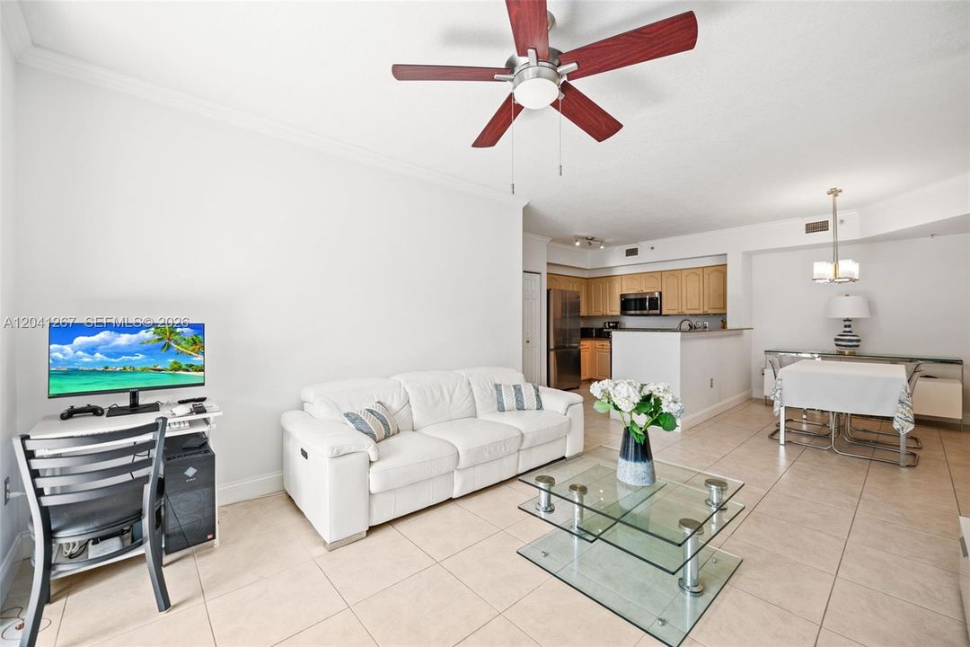For Sale: $410,000 (2 beds, 2 baths, 989 Square Feet)