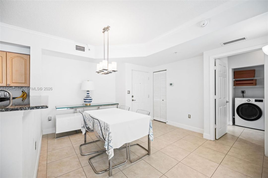 For Sale: $410,000 (2 beds, 2 baths, 989 Square Feet)